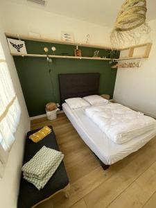 a small bedroom with a bed in a room at Casa Côme - Maison climatisée - Tout à pied ! in Saint-Vincent-sur-Jard