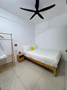 イポーにあるManhattan Condominium Ipoh' Rachelのベッドルーム1室(ベッド1台、シーリングファン付) +17枚の写真