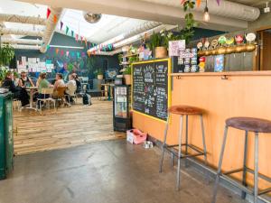 Ο χώρος του lounge ή του μπαρ στο Loft - HI Eco Hostel