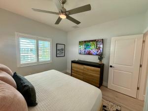 Een TV en/of entertainmentcenter bij New Build - Pool - Walk to Beach
