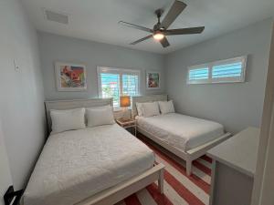 Een bed of bedden in een kamer bij New Build - Pool - Walk to Beach