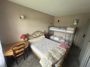Katil atau katil-katil dalam bilik di Pine forest house 4 bedrooms with pool
