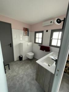 Bilik mandi di Pine forest house 4 bedrooms with pool +5 gambar