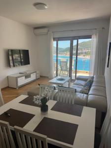 TV a/nebo společenská místnost v ubytování Alex Lux sea view apartment 1