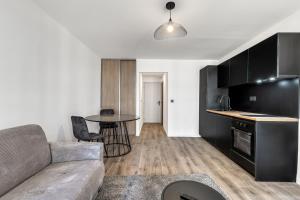 a living room with a couch and a table at Studio de charme rénové calme et lumineux in Thonon-les-Bains