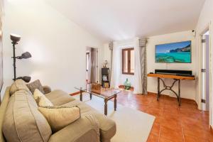 TV a/nebo společenská místnost v ubytování Ca Na Rieres Pollensa - by EMERALD STAY
