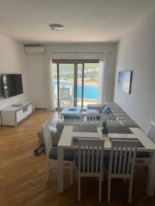 TV a/nebo společenská místnost v ubytování Alex Lux sea view apartment 1