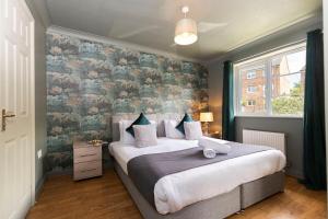 Un dormitorio con una cama grande y una ventana. en Bridges Retreat, Newcastle, en Gateshead