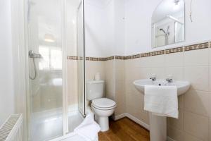Un baño con inodoro, lavabo y ducha. en Bridges Retreat, Newcastle, en Gateshead 30 fotos más