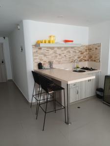 Kuchyň nebo kuchyňský kout v ubytování Vista Lateral al Mar, ApartaEstudio , Cerca Hotel Hilton y Salida al Mar