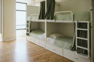 Giường trong phòng chung tại Lisb'on Hostel +37 ảnh