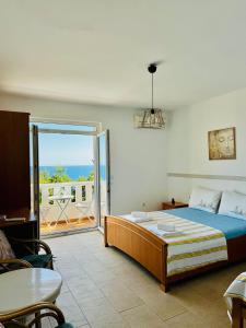ein Schlafzimmer mit Bett und Blick auf das Meer in der Unterkunft Budva Felix Suites in Budva
