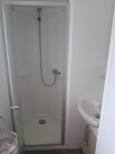 Ένα μπάνιο στο MOBIL HOME le LOIRARD