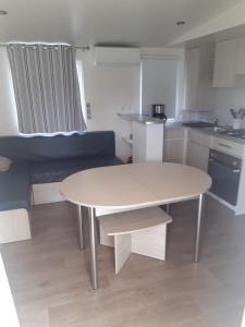 Η κουζίνα ή μικρή κουζίνα στο MOBIL HOME le LOIRARD +4 φωτογραφίες