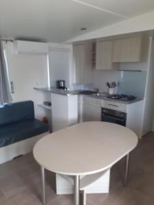 Η κουζίνα ή μικρή κουζίνα στο MOBIL HOME le LOIRARD