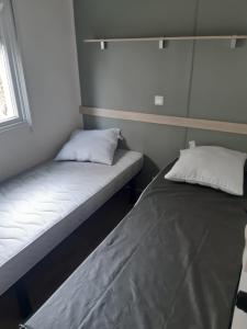 Ένα ή περισσότερα κρεβάτια σε δωμάτιο στο MOBIL HOME le LOIRARD