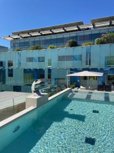 ein Schwimmbad vor einem Gebäude in der Unterkunft San Ranieri Hotel - Meetings & Pool in Pisa