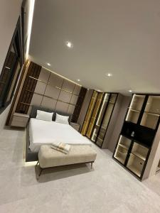 Un dormitorio con una cama y un sofá en una habitación. en Studio sky lux 94, en Tánger 4 fotos más