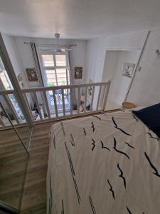 Un dormitorio con una cama con pájaros. en Ton petit coin de paradis avec balcon au Trouville Palace, en Trouville-sur-Mer