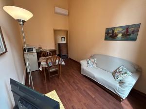 a living room with a couch and a tv at Bed and Breakfast Querini San Marco in Venice