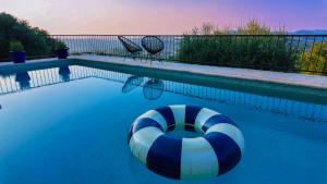 A piscina localizada em Villa PIPA POLARIS I suite BEBOP - vue panoramique & piscine ou nos arredores