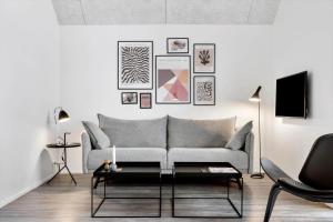 una sala de estar con un sofá y una mesa en 906-Hvide-Sande-Langsand-116-1-sal, en Hvide Sande