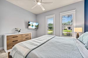 サラソタにあるLuxury Sarasota Waterfront Home - Pool, Boat Dock & Near Siesta Key Beachのベッドと天井扇風機のある寝室 +54枚の写真