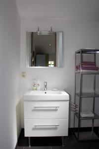 a bathroom with a white sink and a mirror at Studio Guardini in Bergen