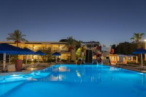 Bazén v ubytování Cataract Resort & Aqua Park Naama Bay nebo v jeho okolí