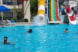 Bazén v ubytování Cataract Resort & Aqua Park Naama Bay nebo v jeho okolí