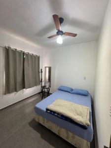a bedroom with a bed and a ceiling fan at Hotel Pousa Vale Imperial in Aparecida