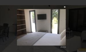 a room with a room with a television and a table at La Casa Fabrielo in Graveson