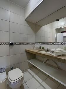 a bathroom with a toilet and a large mirror at Linda no BEACH PARK-16 pessoas - HOUSINGCEARÁ in Berra Bode