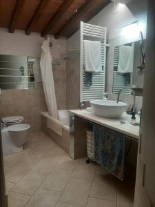 a bathroom with a sink and a tub and a toilet at La casa di Priscilla in Bucine