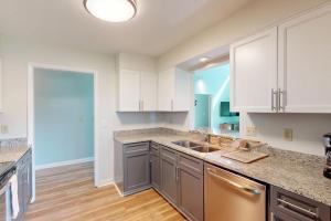 Η κουζίνα ή μικρή κουζίνα στο The Plantations --- 33670 Stratford Rd Unit 6