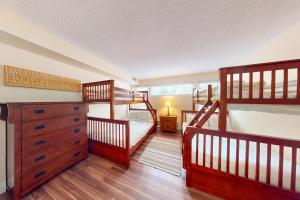 Un dormitorio con dos literas y una cómoda. en Chateau Ridge 109, en Blue Mountains