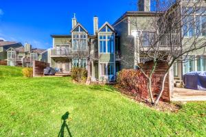 una persona parada en el patio de una casa en Chateau Ridge 109, en Blue Mountains