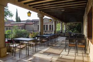 a row of tables and chairs on a patio at Hotel Batuecas in La Alberca