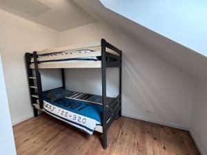 a bunk bed in the corner of a room at La Fléchoise - Maison 3 chambres avec extérieur in La Flèche