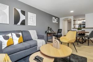 a living room with a couch and a table at Ankara 302 - Clean Comfy Loft Trendy in Provenza in El Poblado