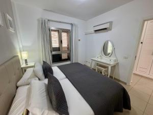 Ένα ή περισσότερα κρεβάτια σε δωμάτιο στο COSTA AZUL APARTMENTS -1A