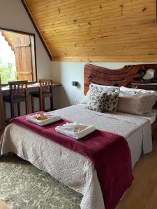 Ένα ή περισσότερα κρεβάτια σε δωμάτιο στο Chalés Flor do Caparaó em Patrimonio da Penha