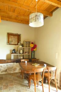 una sala da pranzo con tavolo e sedie in legno di LA BERGERIE calm nature & authenticity a Paladru