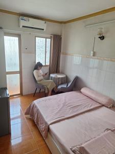 ホーチミン・シティにあるMãi Mãi Hostel Homestayの椅子に座る女