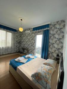 una camera da letto con un letto grande e una finestra di Tsisa House a Kvariati