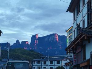 Vista generica sulle montagne o vista sulle montagne dall'interno della stanza in casa privata