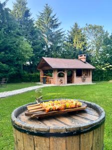 Una bandeja de fruta en una mesa de madera frente a una casa. en Rancbl, en Banja Luka