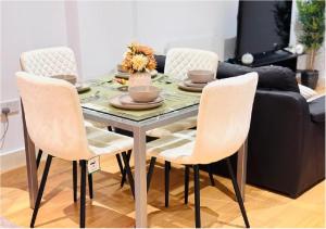 Posezení v ubytování River View 2-Bed Apartment with Balcony Leeds Dock