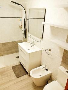 a bathroom with a sink and a toilet and a shower at MASAJE PROFESIONAL INCLUIDO en la residencia T o r t u g a M o r a in Calabardina