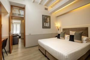Posteľ alebo postele v izbe v ubytovaní Condotti Palace
